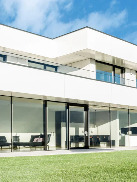 Vchodové dveře Internorm z exteriéru – moderní design a bezpečnost