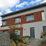 Rodinný dům Dobříš – boční pohled z dálky s dřevohliníkovými okny Internorm HF 410 Home Pure