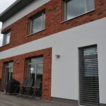 Rodinný dům Dobříš – boční pohled s dřevohliníkovými okny Internorm HF 410 Home Pure + rolety