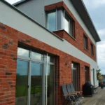 Rodinný dům Dobříš – boční pohled zleva s dřevohliníkovými okny Internorm HF 410 Home Pure