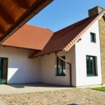 Rodinný dům Martinov – pohled ze štítu s dřevohliníkovými okny Internorm HF 410 Ambiente a vchodovými dveřmi