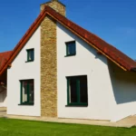 Rodinný dům Martinov – pohled ze štítu s dřevohliníkovými okny Iternorm HF 410 Ambiente