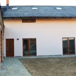 Rodinný dům Počaply – boční pohled s plasthliníkovými okny Internorm KF 410 Home Pure a vchodovými dveřmi AT500