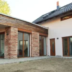 Rodinný dům Počaply – boční pohled na obývací pokoj s plasthliníkovými okny Internorm KF 410 Home Pure