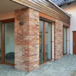 Rodinný dům Počaply – detailní pohled na obývací pokoj s plasthliníkovými okny Internorm KF 410 Home Pure